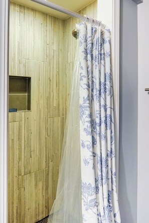 Shower, bidet, towels, soap - Chic Cabin Oasis•Bar•Game Room•Firepit•Walkable location (Cincinnati)