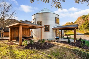 Outdoor dining - Quail Run Silo Group (Chattanooga)