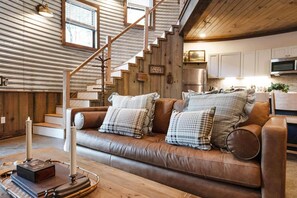 Smart TV, fireplace - Quail Run Silo Group (Chattanooga)