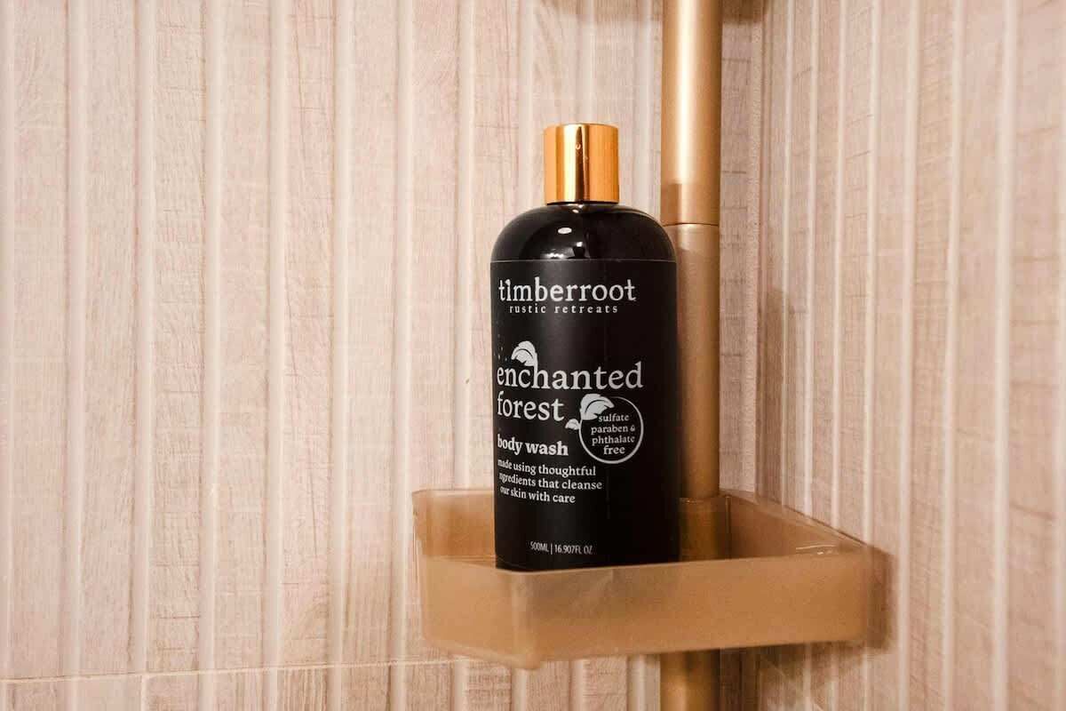 Een haardroger, handdoeken