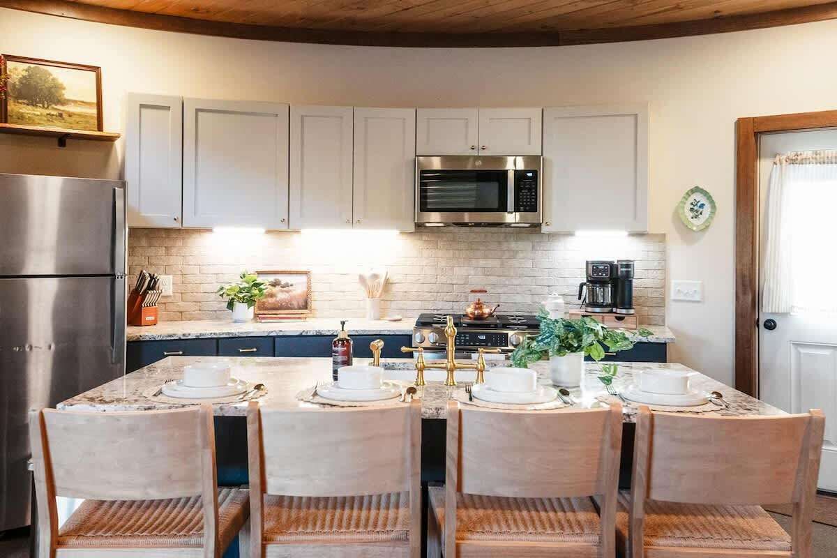 Een koelkast, een magnetron, een oven, een kookplaat