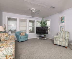 Living area - Griffith's Quay - Oceanfront home with Wifi and much more! (Holden Beach)