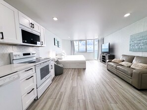 1 bedroom, iron/ironing board, free WiFi, bed sheets - Modern Beachfront Studio - Ocean View - Free Beach Chairs (Panama City Beach)