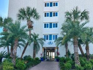 Exterior - Modern Beachfront Studio - Ocean View - Free Beach Chairs (Panama City Beach)