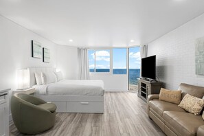 1 bedroom, iron/ironing board, free WiFi, bed sheets - Modern Beachfront Studio - Ocean View - Free Beach Chairs (Panama City Beach)