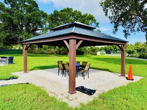 Outdoor dining - Matchpoint Retreat (Bradenton)