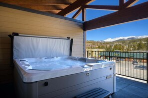 Outdoor spa tub - Downtown WP Loft 215 I Private Hot Tub I Great Views I Discounted Attractions (Winter Park)