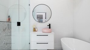 Shower, towels - The Eddy Escape - Beach hut (Kingscliff)