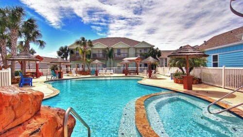 The Blue Pelican by Avantstay Pirates Bay Retreat + 2 Shared Lagoon Pools 3 Blocks to Beach