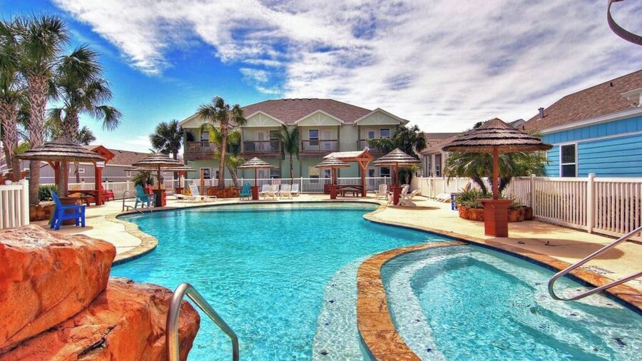 The Blue Pelican by Avantstay Pirates Bay Retreat + 2 Shared Lagoon Pools 3 Blocks to Beach