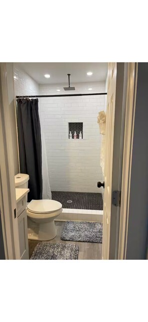 Douche, sèche-cheveux, serviettes fournies, savon