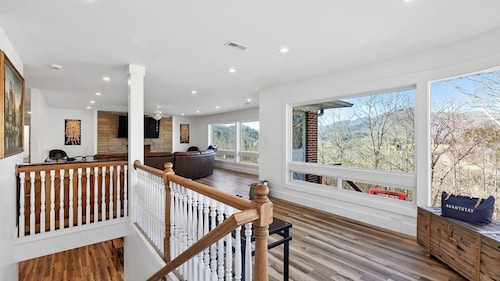 Summit Ember by Avantstay Scenic Mountain Home + Hot Tub + Firepit + Game Tables