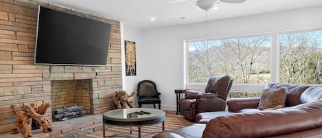 House (5 Bedrooms) | Interior