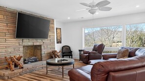 House (5 Bedrooms) | Interior - Summit Ember by Avantstay Scenic Mountain Home + Hot Tub + Firepit + Game Tables (Waynesville)