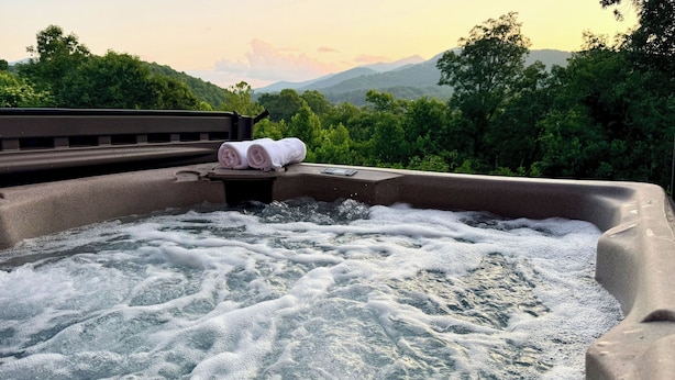 Un jacuzzi con vistas a un paisaje montañoso.