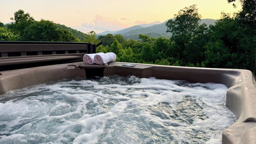 Summit Ember by Avantstay Scenic Mountain Home + Hot Tub + Firepit + Game Tables