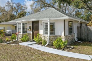 Exterior - Classic Old Palmetto Retreat - Fire Pit -Walk to Coffee (Palmetto)