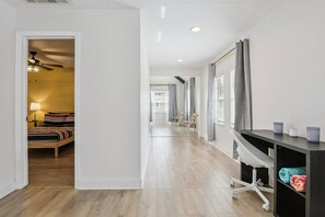 3 makuuhuonetta, työpöytä, silitysrauta/-lauta, ilmainen Wi-Fi