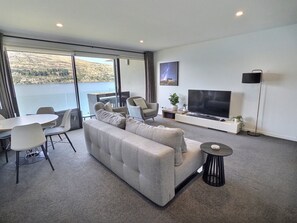 Smart TV - Amazing 2 Bedroom Lakeside Apartment (Queenstown)