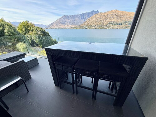 Amazing 2 Bedroom Lakeside Apartment