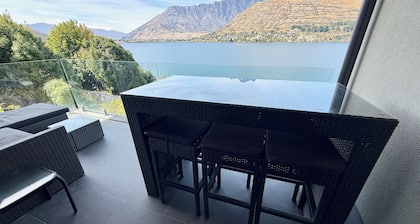 Amazing 2 Bedroom Lakeside Apartment