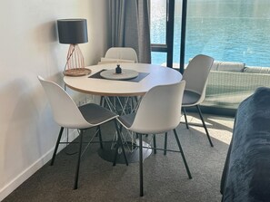 Dining - Amazing 2 Bedroom Lakeside Apartment (Queenstown)