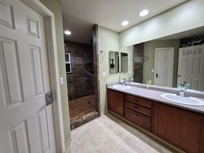 Shower, hair dryer, bidet, towels - Cozy Master Bedroom/Private Bathroom (Kihei)