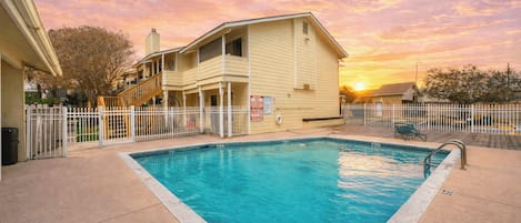 Apartment (2 Bedrooms) | Pool | Außenpool