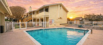 Seaside Haven by Avantstay Beautiful Condo + Communal Pool + Near North Padre Island and Whitecap Beach