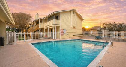Seaside Haven by Avantstay Beautiful Condo + Communal Pool + Near North Padre Island and Whitecap Beach