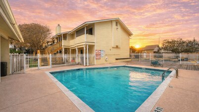 Seaside Haven by Avantstay Beautiful Condo + Communal Pool + Near North Padre Island and Whitecap Beach