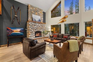 Smart TV, chimenea, videojuegos, futbolito
