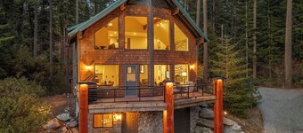 5 Bedroom, 3-level home with Lake views, hot tub, & fireplace, sleeps 12 guests