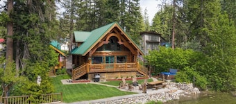 Riverfront Log cabin, sleeps 6 guests with hot tub