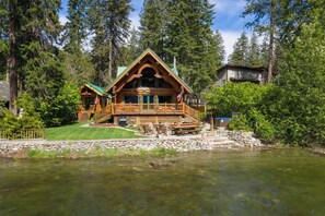 Exterior - Riverfront Log cabin, sleeps 6 guests with hot tub (Leavenworth)