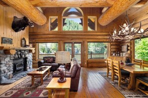 Smart TV, fireplace - Riverfront Log cabin, sleeps 6 guests with hot tub (Leavenworth)