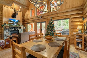 Dining - Riverfront Log cabin, sleeps 6 guests with hot tub (Leavenworth)