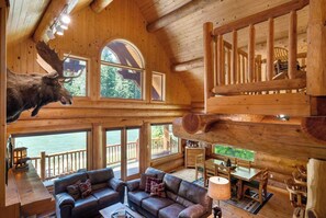 Smart TV, fireplace - Riverfront Log cabin, sleeps 6 guests with hot tub (Leavenworth)