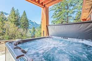 Outdoor spa tub - Luxurious cabin on LK Wenatchee w/access & hot tub (Chelan County)