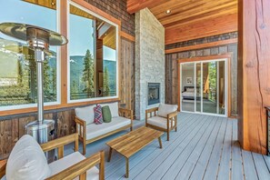Interior - Luxurious cabin on LK Wenatchee w/access & hot tub (Chelan County)