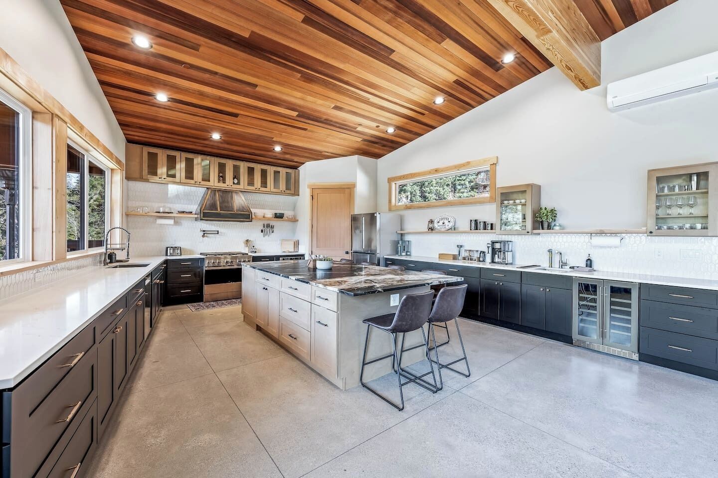 冷蔵庫、電子レンジ、オーブン、コンロ