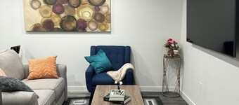 Cozy and Charming private 2B/R basement suite/Private entrance/self check in