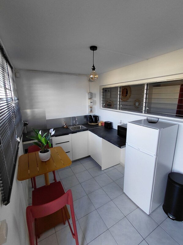 Unclassified image, 1 of 6, button