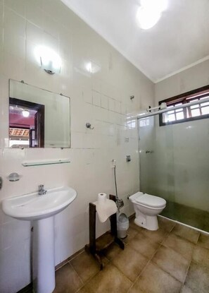 Kamar Triple | Kamar mandi | Shower, handuk, sabun, dan sampo