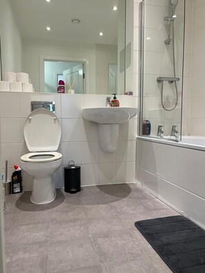 Shower, hair dryer, towels - Belvedere Blissful Apartment (Belvedere)