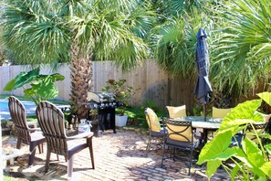 Outdoor dining - CASABELLA,4bed/2bath, 8 min from beach/ w/ POOL (Fort Walton Beach)