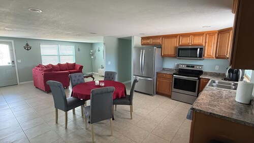 Modern Farmhouse Quiet & Spacious located in Safe neighborhood-RV parking space