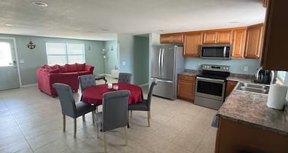 Modern Farmhouse Quiet & Spacious located in Safe neighborhood-RV parking space