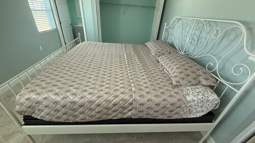 Modern Farmhouse Quiet & Spacious located in Safe neighborhood-RV parking space