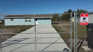 Property grounds - Modern Farmhouse Quiet & Spacious located in Safe neighborhood-RV parking space (Riverview)